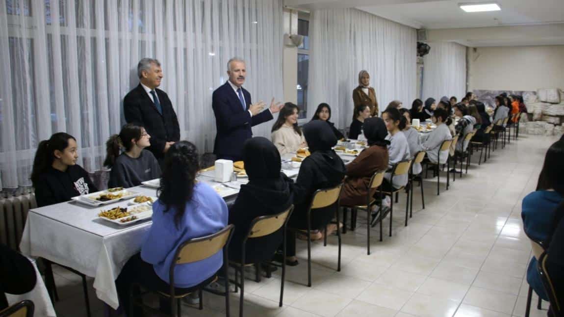 Millî Eğitim Müdürümüz Necati Yener, Sivas Lisesi Pansiyonunda kalan öğrencilerle birlikte iftar yaptı