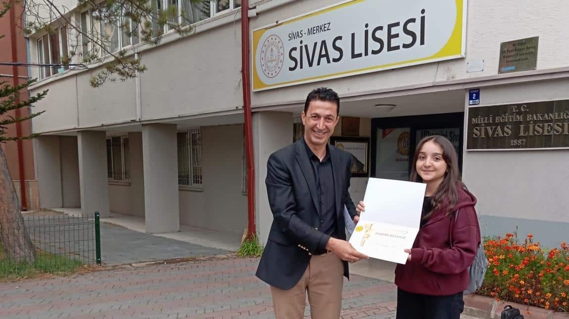 “Sivas Lisesi Yeteneklerini Arıyor” resim yarışmasında dereceye giren öğrencilerimize ödülleri takdim edildi!